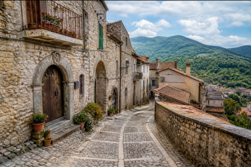 Cosa vedere a Roccabascerana — borgo in pietra con panorama sulle montagne